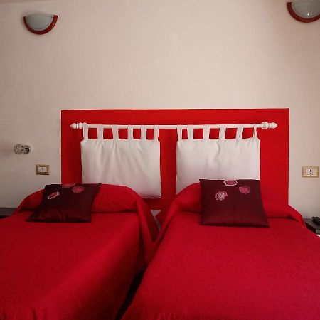 Ada'S Guest House Bosa Bagian luar foto