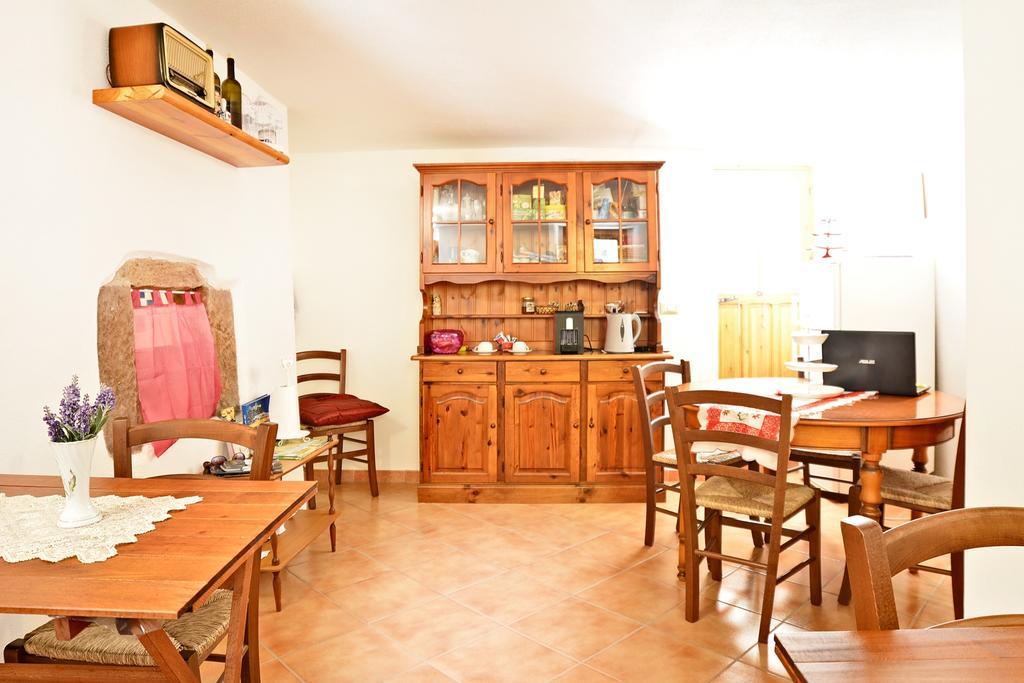 Ada'S Guest House Bosa Bagian luar foto