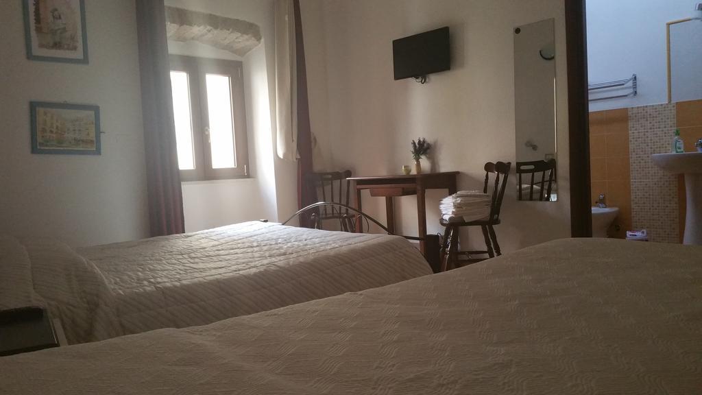 Ada'S Guest House Bosa Bagian luar foto
